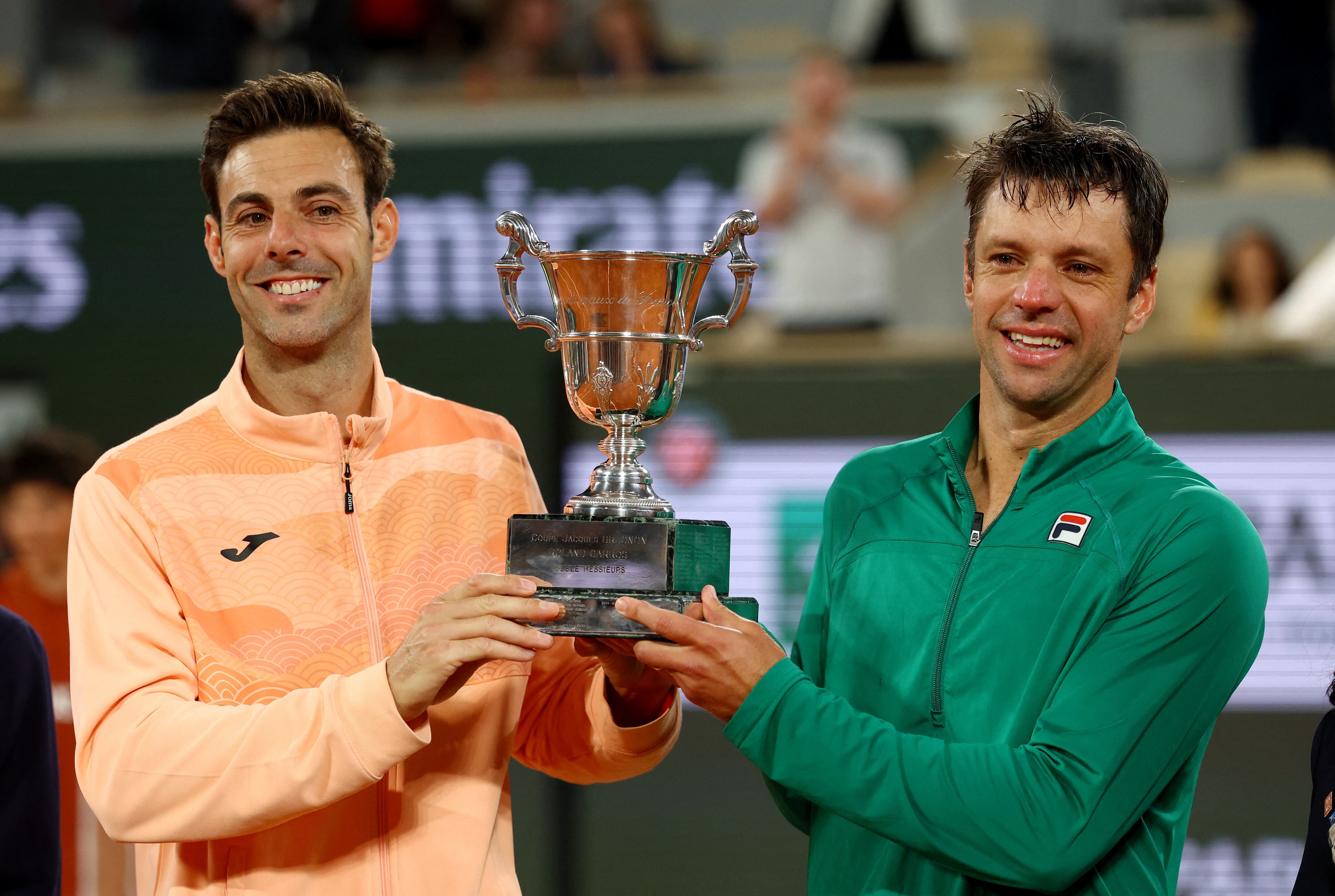 Horacio Zeballos y Marcel Granollers con el trofeo de Roland Garros entre sus manos (Crédito: REUTERS/Lisi Niesner)