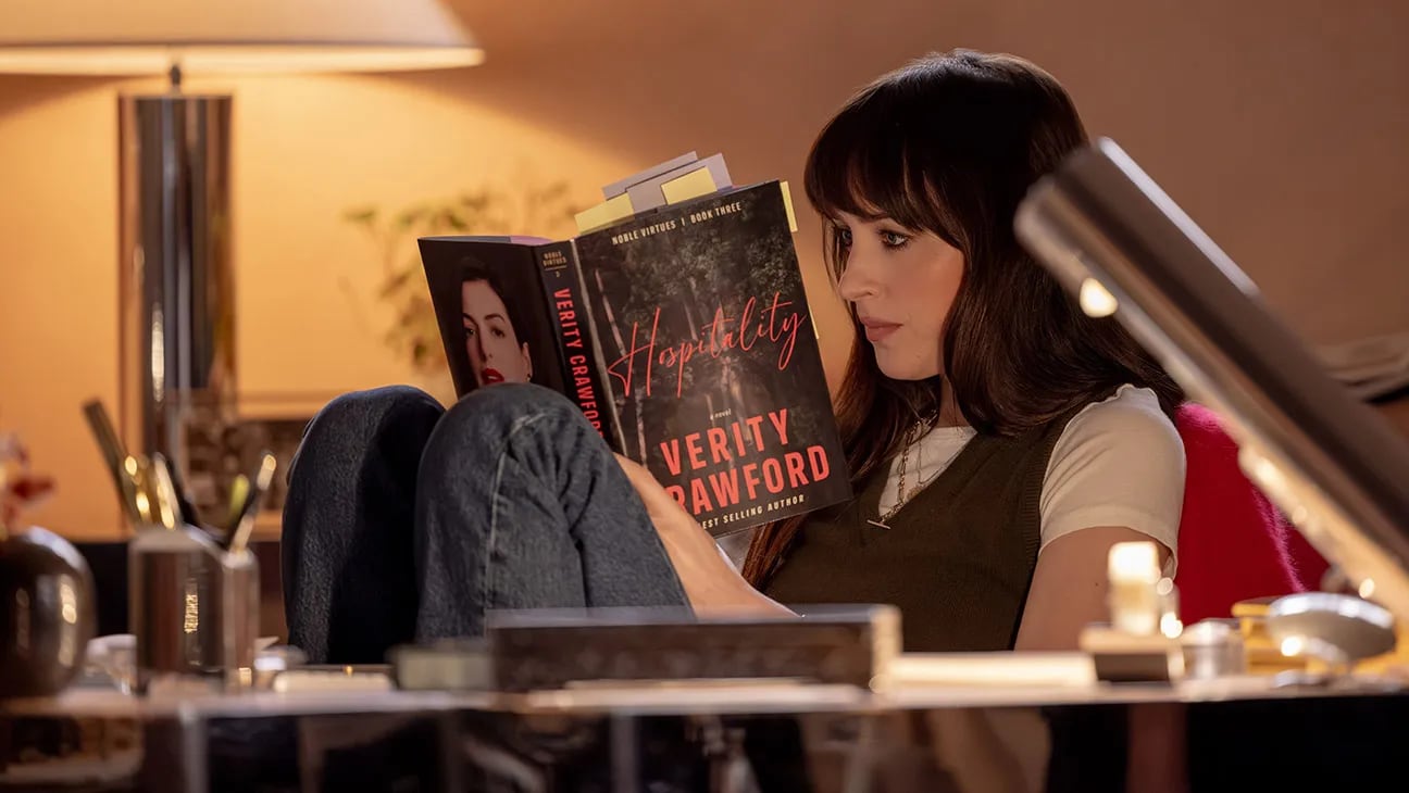 Dakota Johnson interpreta a Lowen Ashleigh, una escritora contratada para completar la obra de Verity Crawford tras el accidente de esta última (Sony Pictures)