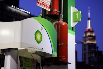 Opciones como las alianzas entre BP y plataformas digitales permiten acceder a rebajas adicionales por cada galón cargado (REUTERS/Andrew Kelly/Archivo)