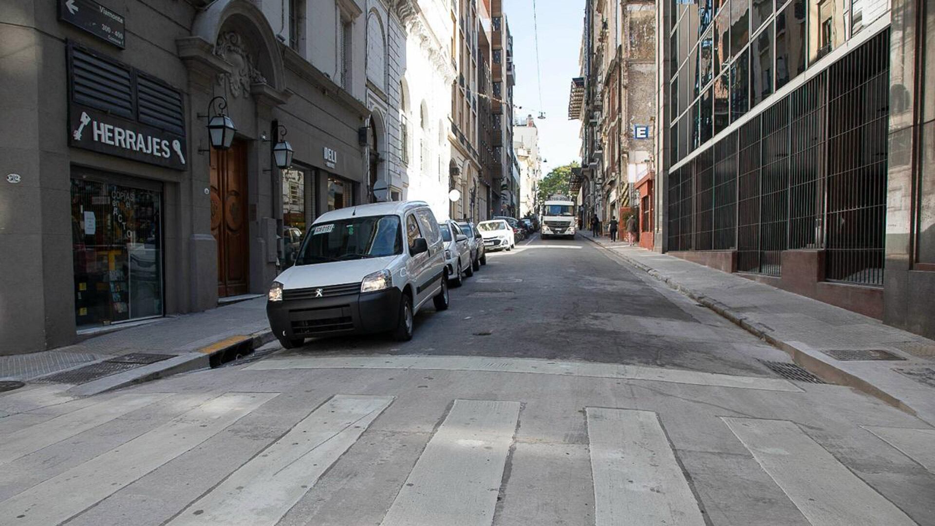 El rediseño de Viamonte incluye bicisendas, puntos de carga USB y equipamiento para bicicletas