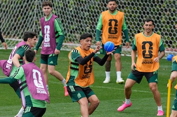Toda la información que recogen los microcentros de datos en los estadios se emplea para alimentar las plataformas digitales de la FIFA.
(AP Foto/Fernando Llano)