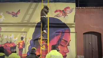 En el operativo también participaron los bomberos para que el delincuente pudiera bajar de los tejados - crédito Policía Nacional