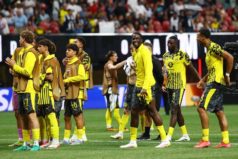 Jugadores del Borussia Dortmund celebran tras ganar a Monterrey y pasar a los cuartos de final del Mundial de Clubes.(Reuters/Kai Pfaffenbach)
