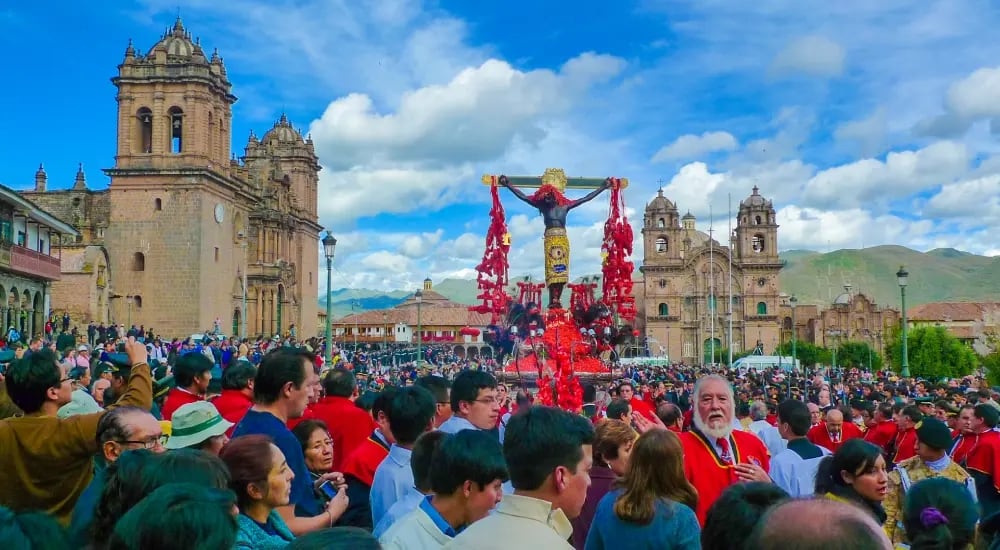 Cusco también destaca, sobre todo por la procesión del Señor de los Temblores, que convoca a numerosos fieles y visitantes, además de su riqueza histórica. Foto: Andino Peru Tours
