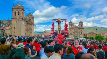 Cusco también destaca, sobre todo por la procesión del Señor de los Temblores, que convoca a numerosos fieles y visitantes, además de su riqueza histórica.