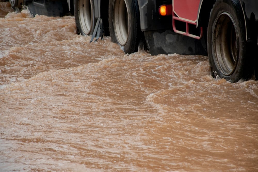 En Neuquén, el Gobierno tuvo que disponer de manera preventiva la suspensión temporal de la circulación en todas las rutas provinciales durante las horas de mayor intensidad del temporal, ante el riesgo de crecidas, derrumbes e interrupciones en las vías terrestres (Foto: Shutterstock)