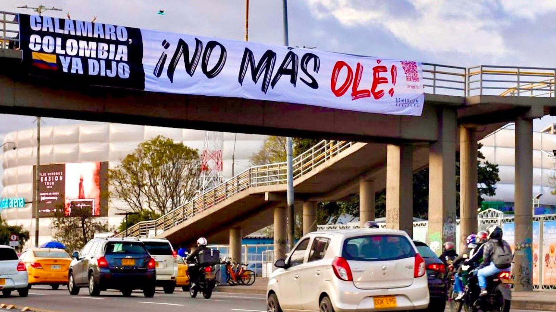 Este fue el cartel que se colgó en el puente peatonal de la carrera 30 (avenida NQS) con calle 57, justo al frente del estadio El Campín - crédito @esmehernandezsi/IG - @luveg_/IG - @plataformaalto/IG