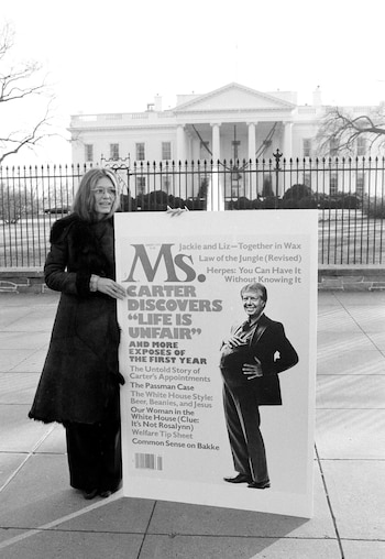 La Sra. Steinem exhibe una maqueta de la revista Ms. frente a la Casa Blanca en 1977 (AP)