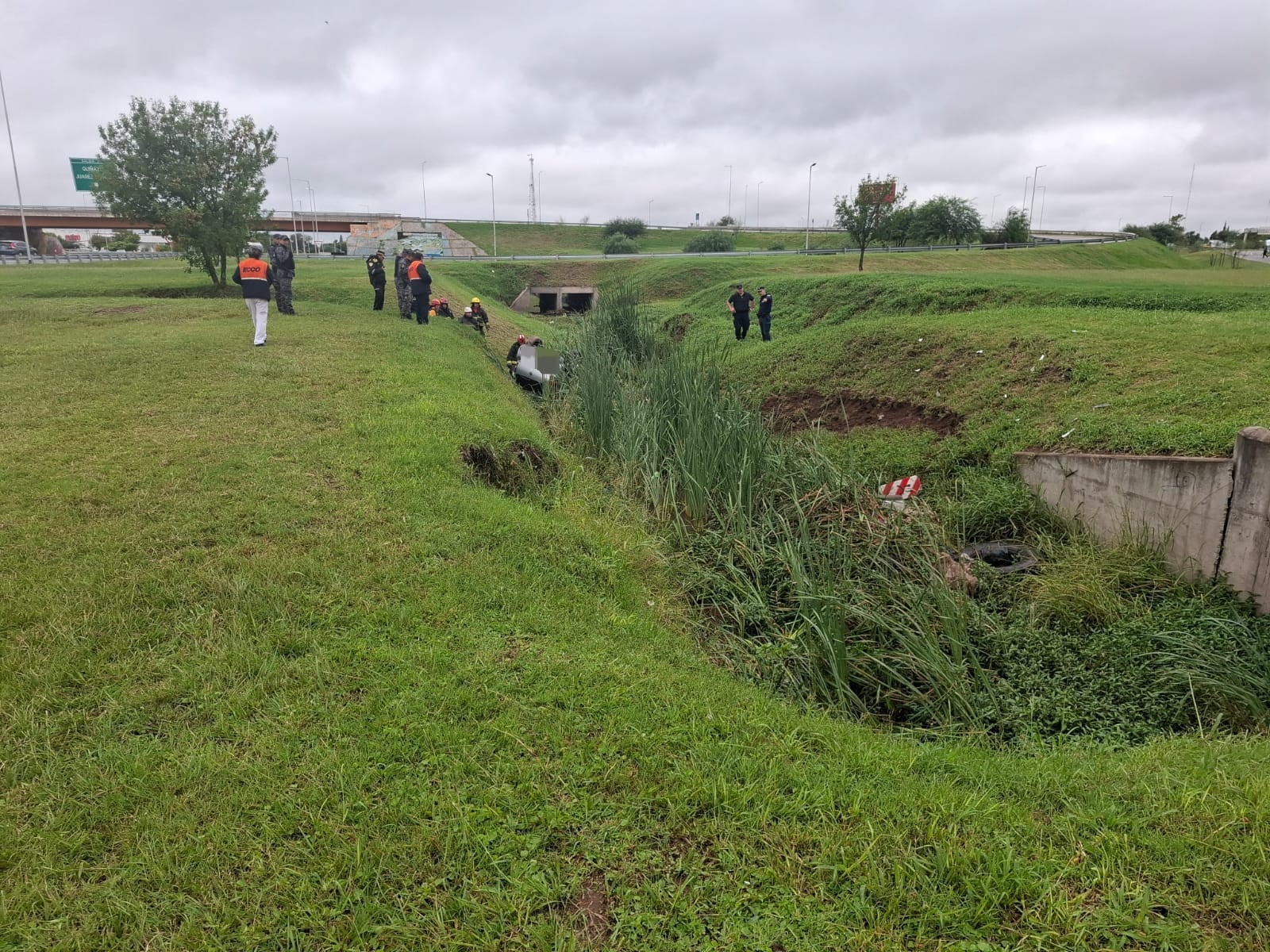 Un joven murió tras despistar y caer en una zanja en la Circunvalación (Foto: Policía de Córdoba)
