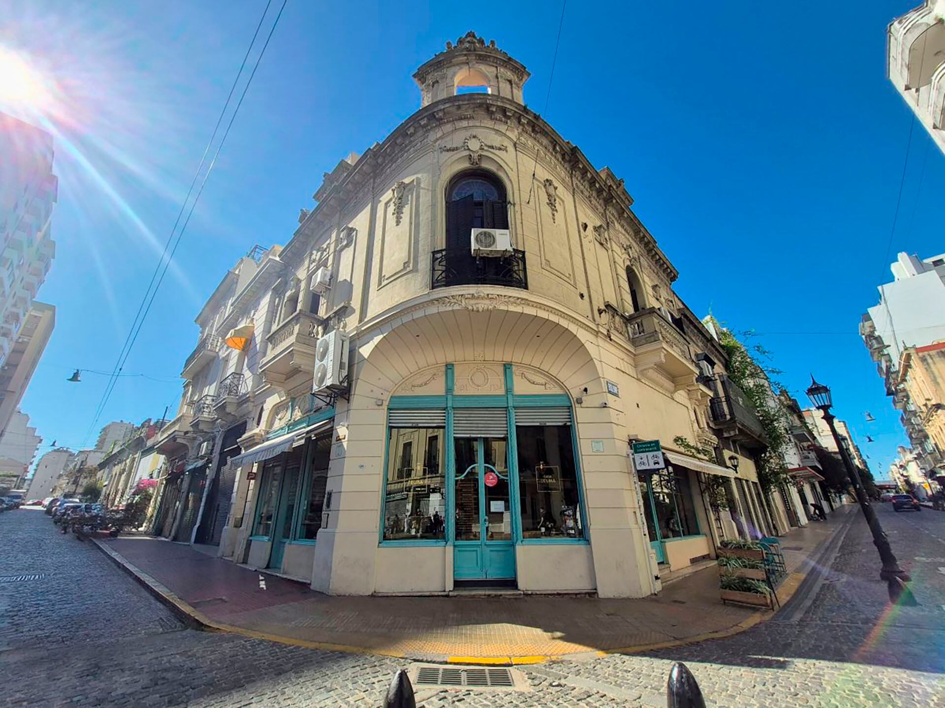 Casa Telma comenzó siendo un local más pequeño con frente a Carlos Calvo, pero en 2022 la pandemia arrasó con el negocio vecino y Camila fue por él. Hoy es un generoso espacio que cubre toda la esquina y recibe el mejor sol de San Telmo