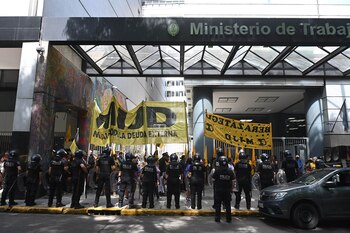 Raúl Castells encabezó la primera protesta contra el gobierno de Javier Milei