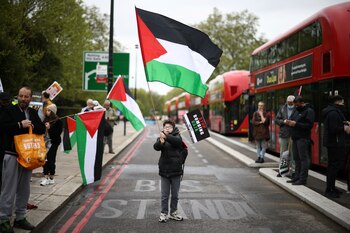 Un niño ondea la bandera