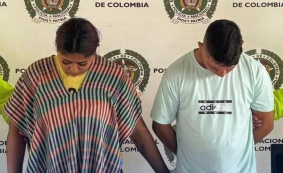 El allanamiento realizado en el barrio permitió la aprehensión de dos personas acusadas de tráfico de drogas y porte de armas, además del decomiso de dinero, equipos electrónicos y sustancias ilegales utilizadas para eludir a las autoridades. Capturados, de derecha a izquierda: Heydy Hurtado Girón, alias La Zarca y Willian Alexander Nieves García- crédito Policía Metropolitana de Villavicencio