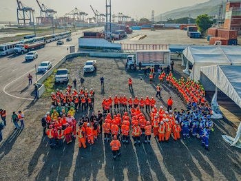Brigadas internacionales de rescate, entre ellas el equipo USAR de El Salvador, se preparan para iniciar operaciones en el puerto de La Guaira, Venezuela (Cortesía Secretaría de Prensa).