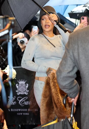 El conjunto gris y el sombrero retro demuestran la versatilidad de Rihanna en cada jugada estilística (REUTERS/Kylie Cooper)