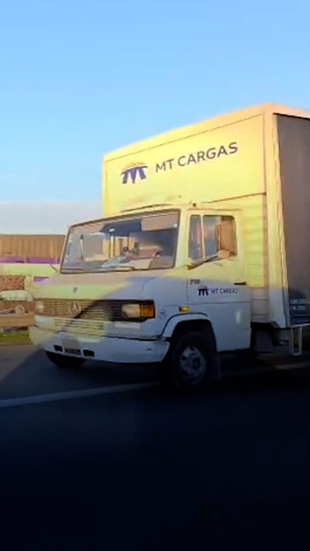 Cinco infracciones juntas: exceso de velocidad, uso de celular, sin cinturón, patente ilegible y mal uso de carril