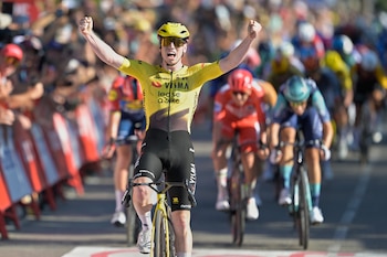 El británico Matthew Brennan celebra al cruzar al meta para ganar la segunda etapa de la Vuelta a España en Manosque, Francia el domingo 23 de agosto del 2026 - crédito Philippe Magoni/AP Foto