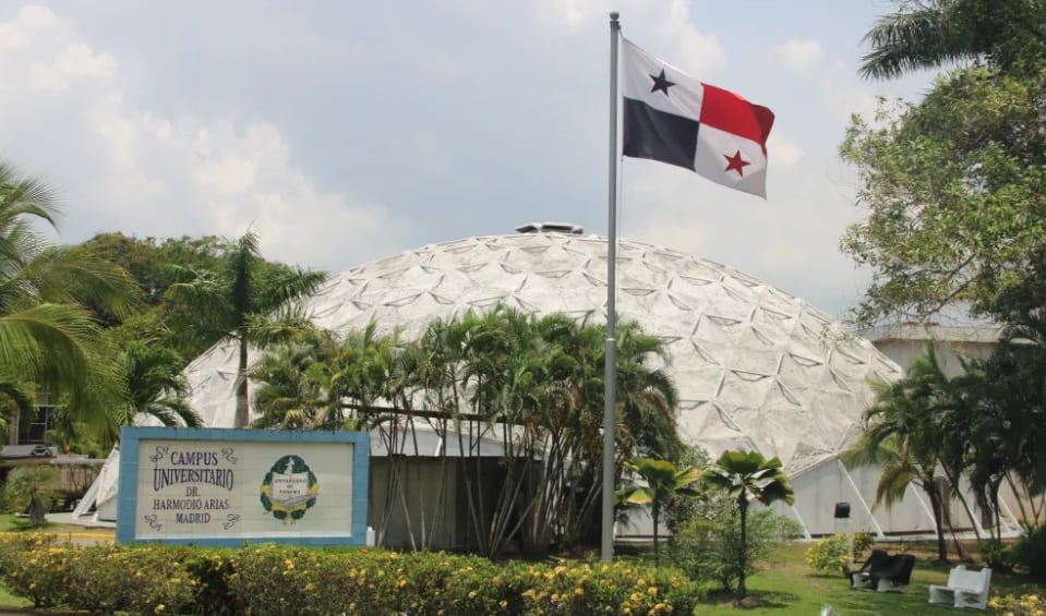El Campus Universitario Harmodio Arias Madrid de Curundu era la Escuela Norteamericana conocida como Curundu Middle Schooll, construida en 1957, revertida a la Universidad de Panamá, en 1999. (UP)