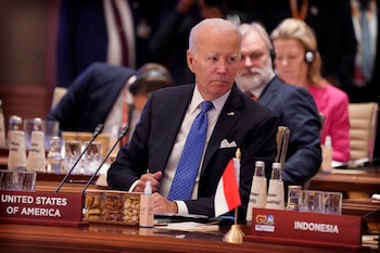 El presidente de Estados Unidos, Joe Biden, escucha el discurso de apertura del primer ministro indio, Narendra Modi, durante la primera sesión de la Cumbre del G20, en Nueva Delhi, India, el sábado 9 de septiembre de 2023. Evan Vucci/Pool vía REUTERS