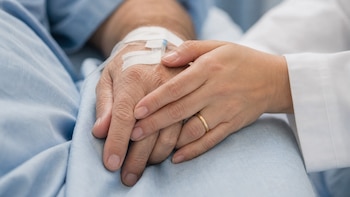 Murió de cáncer, sus sobrinos descubrieron que se había casado con su cuidadora 21 días antes y buscan impugnarlo