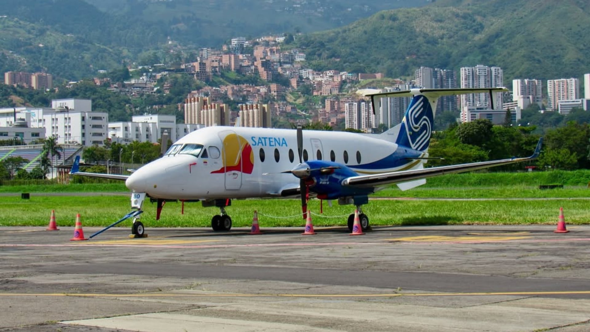 Satena, TAC Colombia, Searca y la Policía Nacional usan este modelo por su resistencia a zonas geográficas complejas - crédito @copter_colombia/Instagram