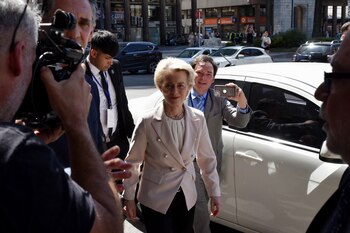 La presidenta Ursula von der Leyen arriba al encuentro que mantuvo con el presidente uruguayo Luis Lacalle Pou en Montevideo (REUTERS/Martin Varela Umpierrez)