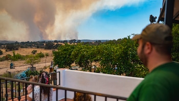 El fuego de Niebla ya supera las 25.000 hectáreas y mantiene a 681 personas desalojadas: “Sigue siendo muy complejo y peligroso”