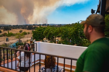 Vecinos de El Madroño (Sevilla), durante la evacuación del municipio, debido al incendio de Niebla. (EFE/ Mauri Buhigas)
