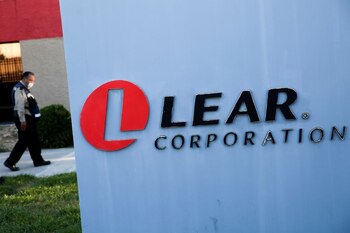 Imagen de archivo. El logo de Lear Corporation, un fabricante de asientos para autos con sede en Michigan, se ve en uno de sus locales cerrados en medio de la pandemia del coronavirus, en Ciudad Juárez, México. 16 de abril de 2020. REUTERS/Jose Luis Gonzalez/File Photo
