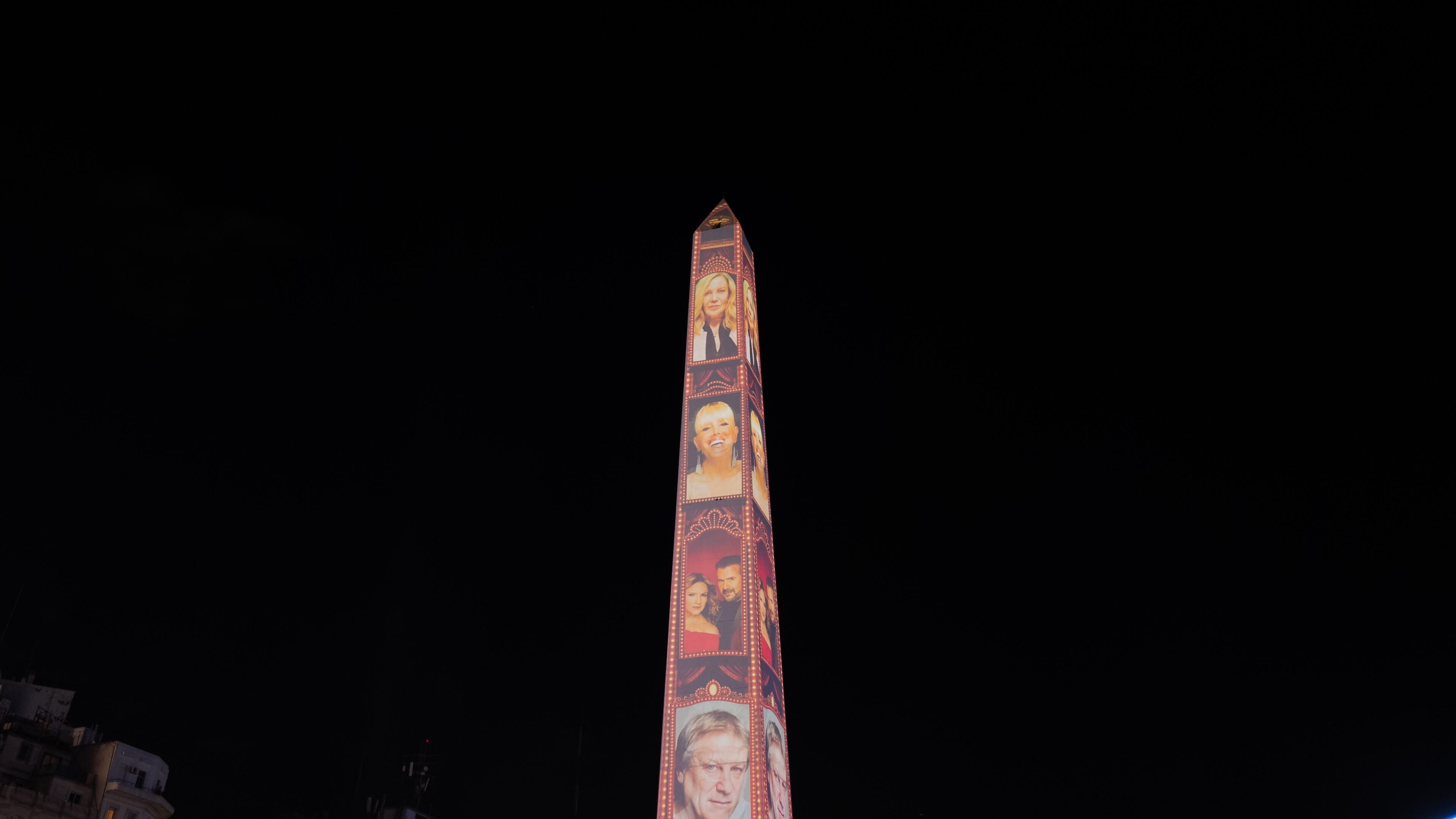 El mapping interactivo repasó los momentos más emblemáticos de la historia del Obelisco desde 1936
