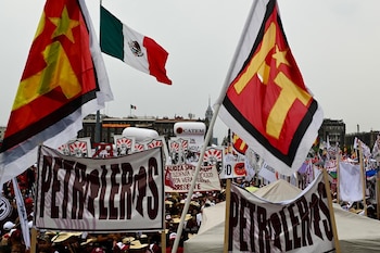 Simpatizantes de la candidata presidencial de la Coalición “Sigamos Haciendo Historia”, Claudia Sheinbaum Pardo, en la plancha del zócalo, donde dará su último discurso de cierre de campaña. Hoy en la Ciudad de México. Infobae México /Javier Lira Otero