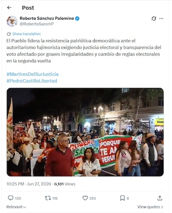 Captura de pantalla de un tuit de Roberto Sánchez Palomino con una foto nocturna de una manifestación con una multitud de personas, banderas y pancartas