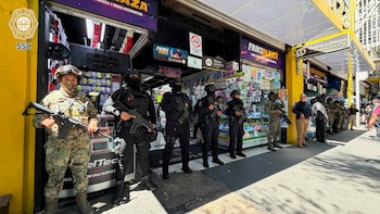 Operativo en la Friki Plaza deriva en aseguramiento de mercancía y en su cierre.
Crédito: X/ @SSC_CDMX