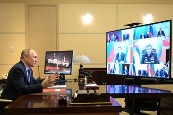 El presidente de Rusia, Vladímir Putin, participa en una videoconferencia con miembros del Consejo de Seguridad en la residencia estatal de Novo-Ogaryovo, a las afueras de Moscú, Rusia, el 16 de abril de 2021 (Reuters)