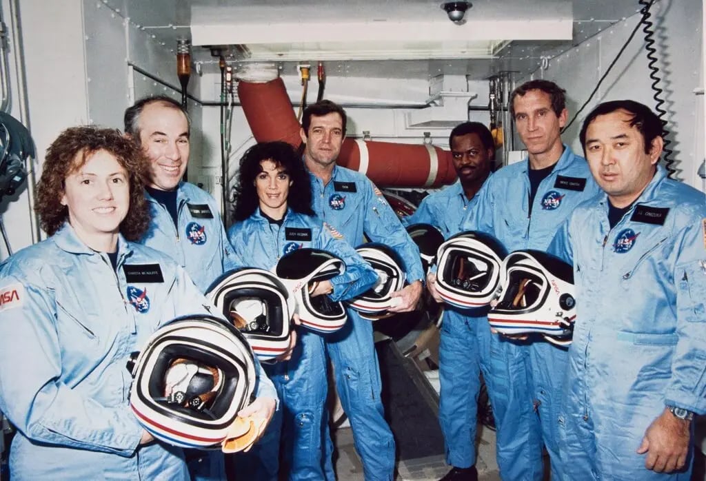 La tripulación de la misión STS-51-L del Challenger durante un entrenamiento previo al lanzamiento: Christa McAuliffe, Gregory Jarvis, Judith Resnik, Dick Scobee, Ronald McNair, Mike Smith y Ellison Onizuka