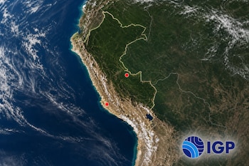 Mapa satelital de Perú con fronteras marcadas, dos círculos rojos en su territorio y el logotipo del Instituto Geofísico del Perú.