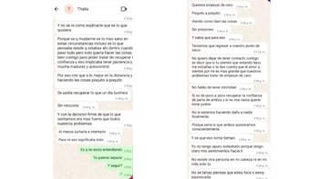 Dos capturas de pantalla de conversaciones de WhatsApp en un fondo blanco. Se observan burbujas de texto con mensajes y un nombre de contacto 'Thalia'