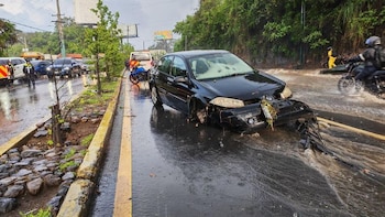 Guatemala: Vehículo arrastrado por una correntada en Mixco