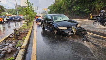 Los tripulantes lograron salir del automotor antes del arrastre y resultaron ilesos, según la evaluación de los Bomberos Voluntarios. (Cortesía: Bomberos Voluntarios)