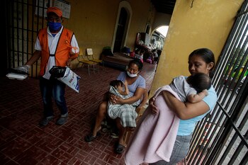 Mujeres cargan a sus bebés