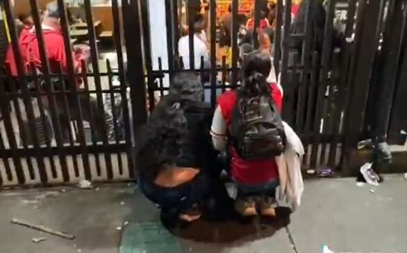 Así veían el partido las dos mujeres en inmediaciones a El Campín- crédito @camiloporrast/ Instagram