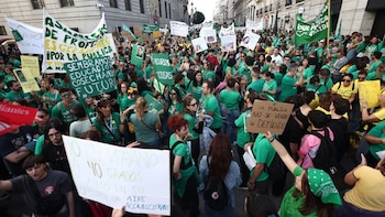 Casi la mitad de los docentes madrileños secundan la huelga por la educación pública, marcada por las cargas en la Universidad Complutense
