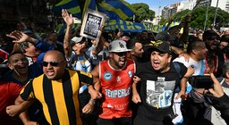 Jubilados: desde marzo deberán hacer un trámite obligatorio para tener medicamentos gratuitos 2 Prohibieron el ingreso a las canchas a los barra bravas que participaron de los incidentes en el Congreso