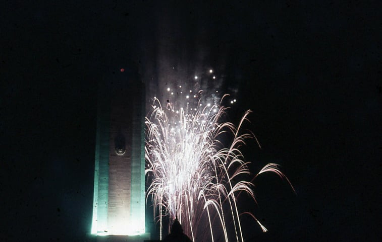 Fuegos artificiales junto a la Torre iluminada del Monumento (Crédito: LAPRODI-ISHIR - Hirschfeld, Herbert)