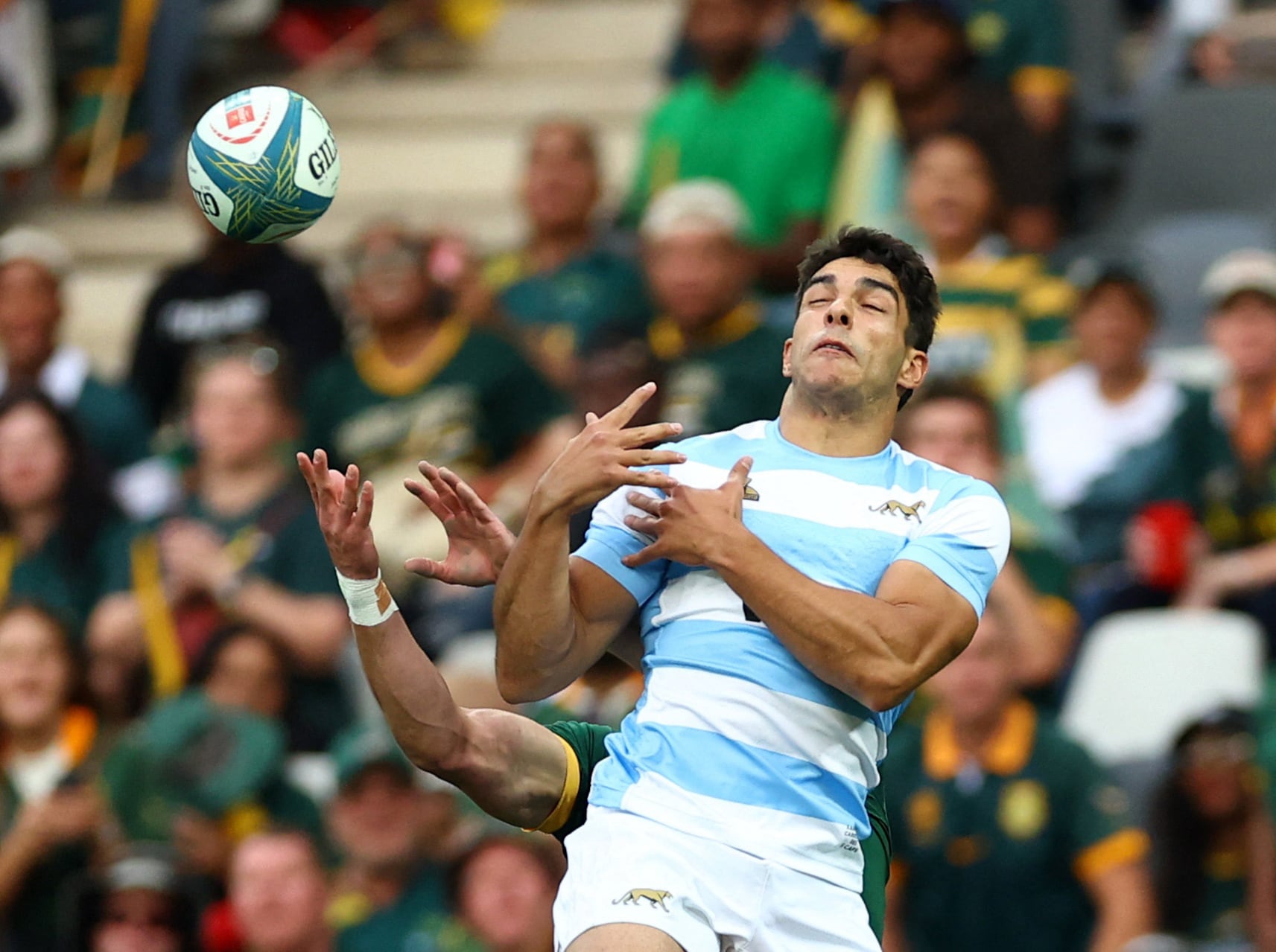 En Los Pumas suele cumplir el rol de apertura o full back (REUTERS/Siphiwe Sibeko)