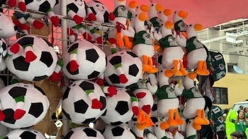 El Pato Merlín conquista el Mundial 2026: ya venden peluches y llaveros afuera del Estadio Ciudad de México