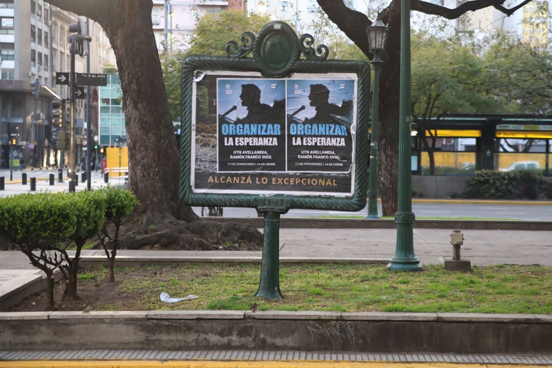 Carteles ubicados en la vía pública convocan a un acto político de Axel Kicillof bajo la consigna Organizar la esperanza en la provincia de Buenos Aires