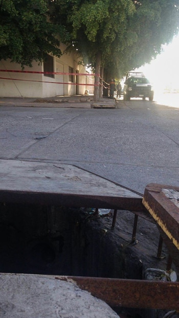LOS MOCHIS, SINALOA, 10ENERO2015.- Imágenes exclusivas de la casa donde Joaquín “El Chapo” Guzmán, se encontraba resguardado. En este punto inició un operativo de la SEMAR para realizar la detención del ex líder del cartel del Sinaloa, al momento de la llegada de los marinos existió un enfrentamiento armado, mientras “El Chapo” logro escapar por el sistema de drenaje. La casa se ubica en la calle Rio Quelite casi esquina con Jiquilpan en el fraccionamiento Las Palmas, hasta el momento el lugar se encuentra en custodia por la policía municipal y elementos de la SEMAR.
FOTO: CORTESÍA EL DEBATE /KIKO GUERRERO /CUARTOSCURO.COM