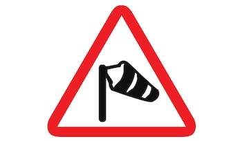 Esta señal de tránsito es normal verla en lugares como montañas o puentes donde fluye el viento.