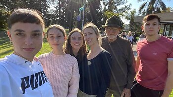 Junto a sus nietos en